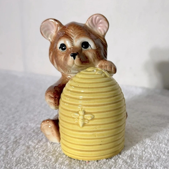 Vintage Japan Ceramic Brown Honey Bear Hugging Bee Hive Salt  & Pepper Shakers - Picture 2 of 13